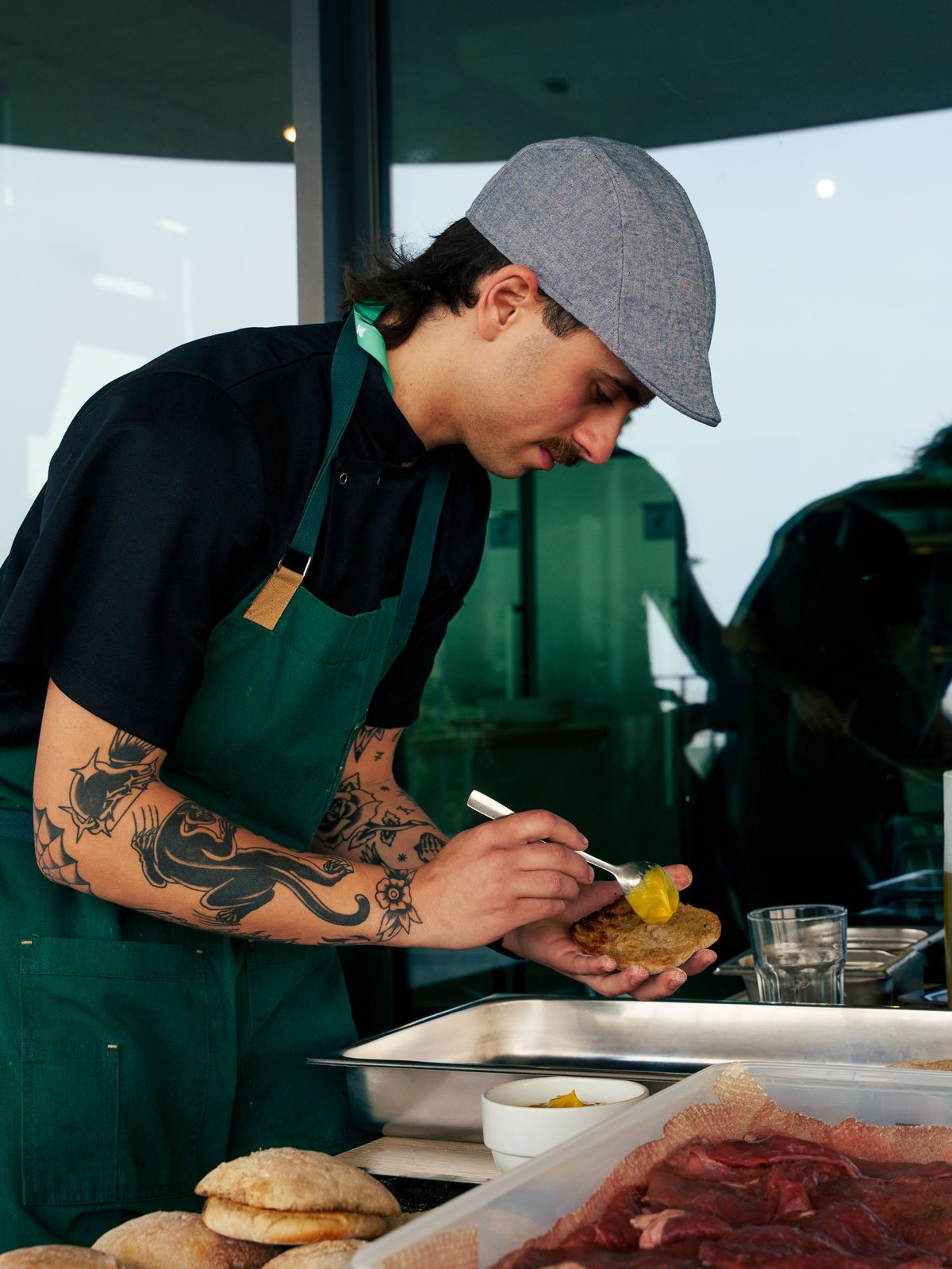 Chef da brigada Atlantic Table a empratar em serviço