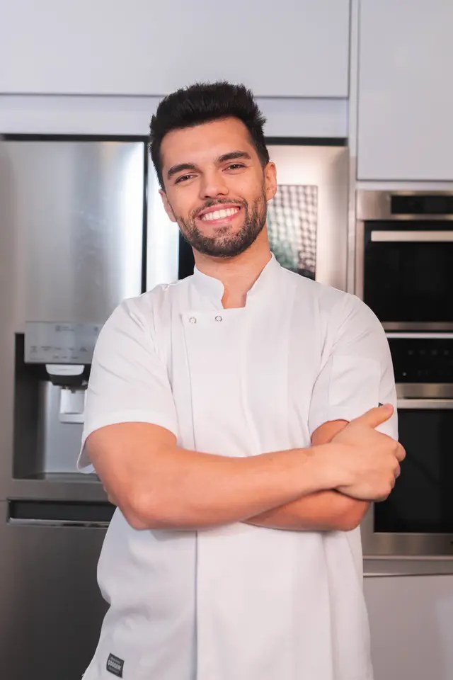O chef Rui Tomás, de jaleca branca, na cozinha